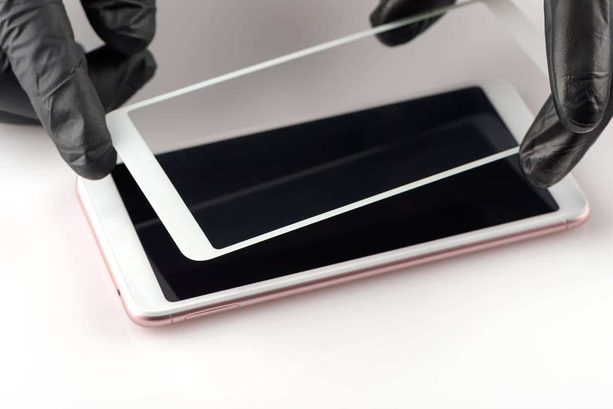 Appliquer verre trempé de protection sur écran smartphone